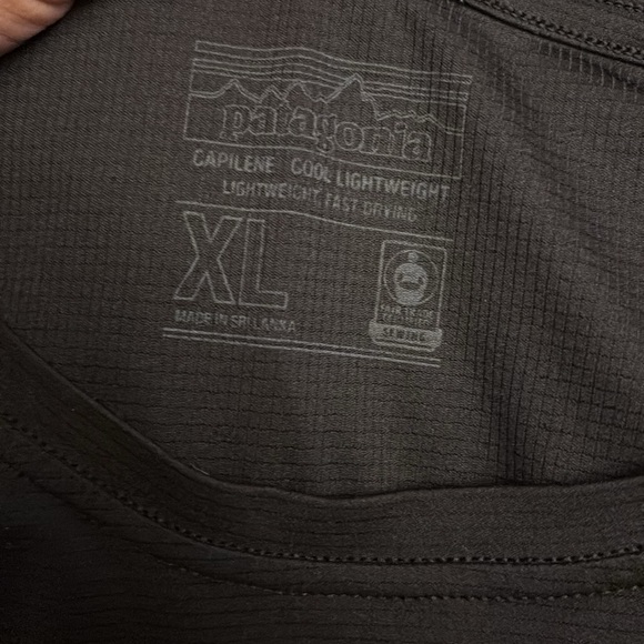 (2) men XL Patagonia shirts. - Picture 2 of 5